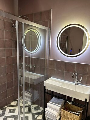 Cozy Room | Bathroom | Shower, rainfall showerhead, free toiletries, hair dryer - Living Yard Acropolis (Athens)