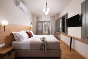 Minibar, caja de seguridad en la habitación y escritorio 