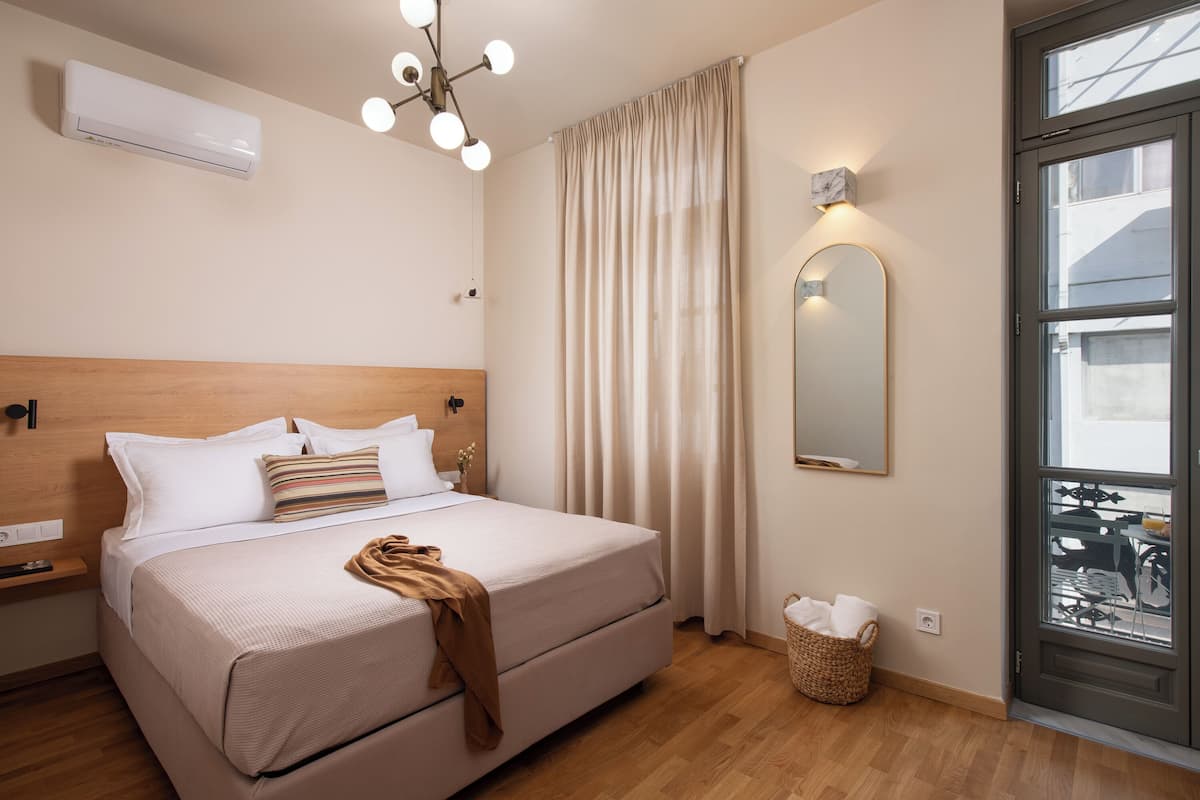 Standard Room, Balcony | 1 bedroom, minibar, in-room safe, desk