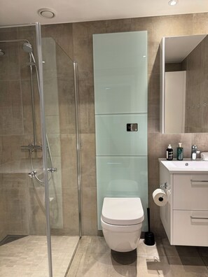 Shower, rainfall showerhead, hair dryer, heated floors - TotalApartments - Vervet Apartment Hotel (Tromsø)