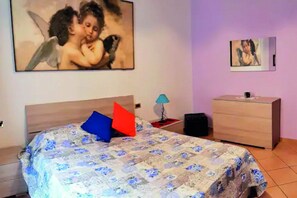3 bedrooms, iron/ironing board, travel crib, WiFi - Spacious apartment convenient for visiting the historic center on foot. (Verona)