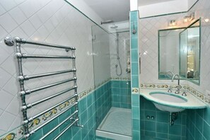 Douche, sèche-cheveux, bidet, serviettes fournies