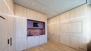 Design Studio Suite | In-room safe, desk, WiFi (free), bed sheets - Homaris East Side - Self- Check In (Berlin)