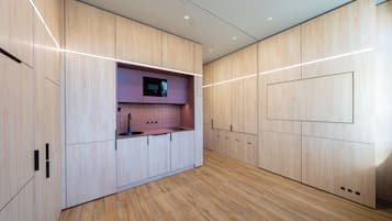 Design Studio Suite | In-room safe, desk, free WiFi, bed sheets