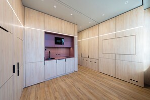 Design Studio Suite | In-room safe, desk, free WiFi, bed sheets