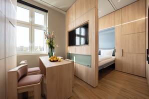 Design Studio Suite | In-room safe, desk, free WiFi, bed sheets