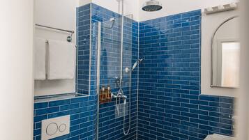 Chuveiro, toalhas de banho, sabonete, shampoo