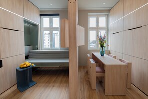 Design-Studiosuite | Zimmersafe, Schreibtisch, kostenloses WLAN, Bettwäsche