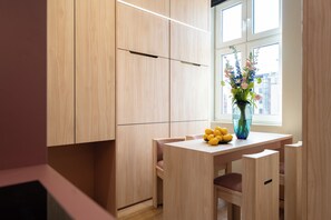 Design Studio Suite | In-room safe, desk, free WiFi, bed sheets