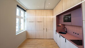 Design Studio Suite | In-room safe, desk, WiFi (free), bed sheets - Homaris East Side - Self- Check In (Berlin)