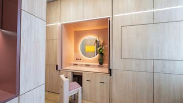 Design-Studiosuite | Zimmersafe, Schreibtisch, kostenloses WLAN, Bettwäsche