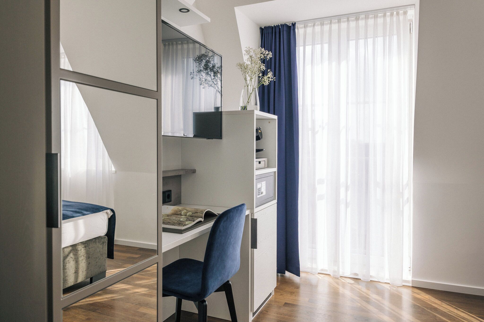 Een bureau, gratis wifi, beddengoed