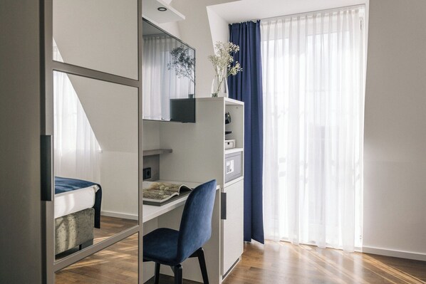 Bàn, truy cập Internet không dây miễn phí, bộ trải giường