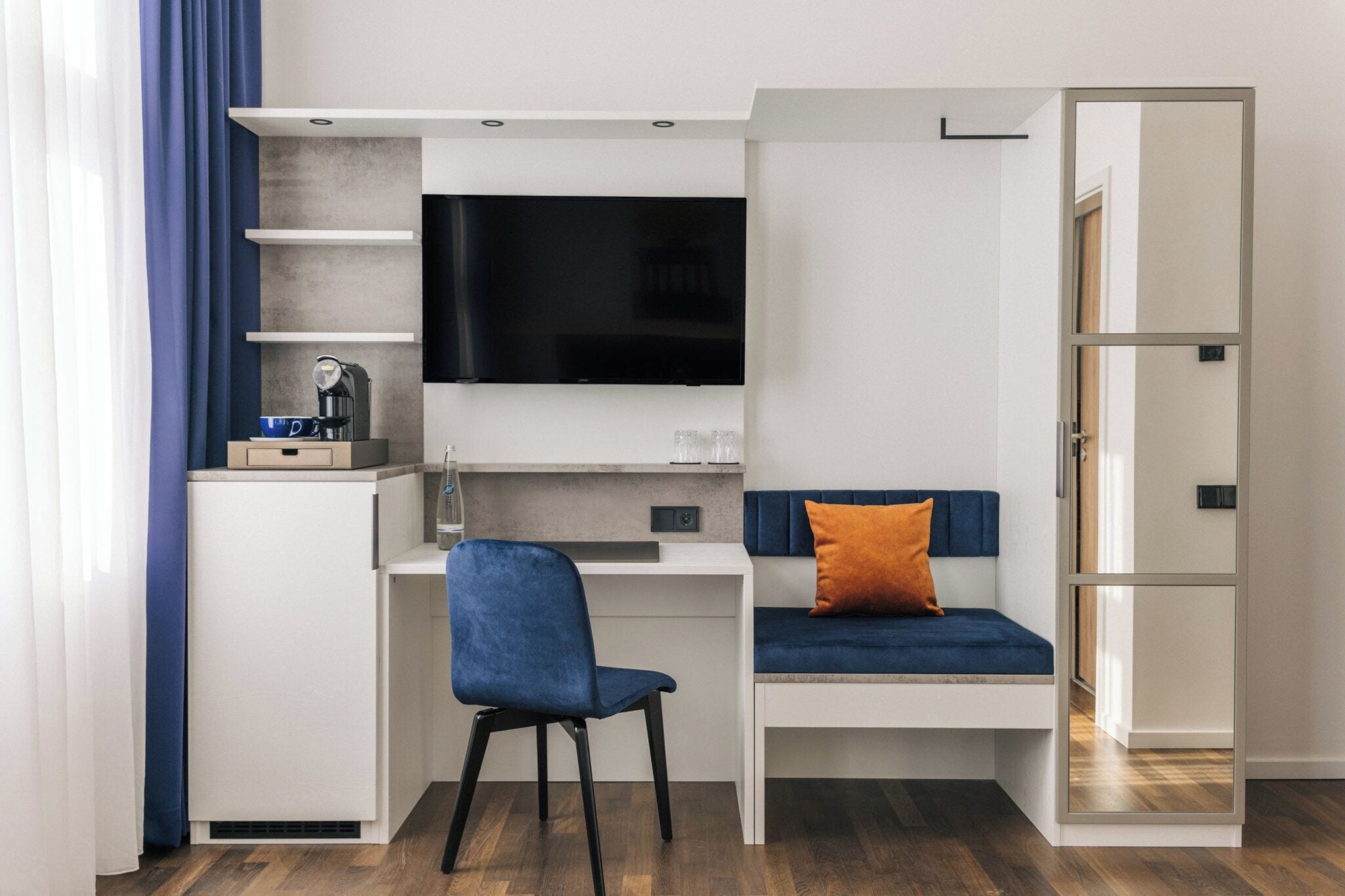 Meja kerja, Wi-Fi gratis, dan seprai linen