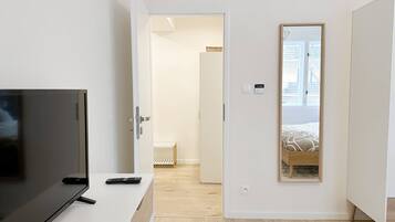 Apartment, 1 Bedroom, Smoking, City View | Interior