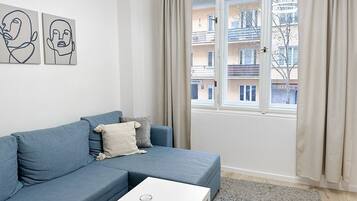 Apartment, 1 Bedroom, Smoking, City View | Living area