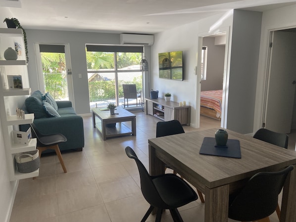 2 bedrooms, iron/ironing board, free WiFi, bed sheets - Suite on the Hill. (Little Mountain)