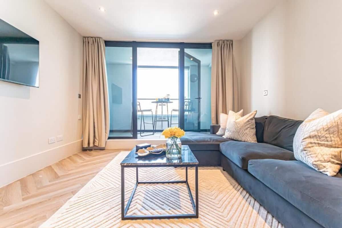 City Apartment, 1 Bedroom, Balcony, River View | Iron/ironing board, WiFi (free), bed sheets
