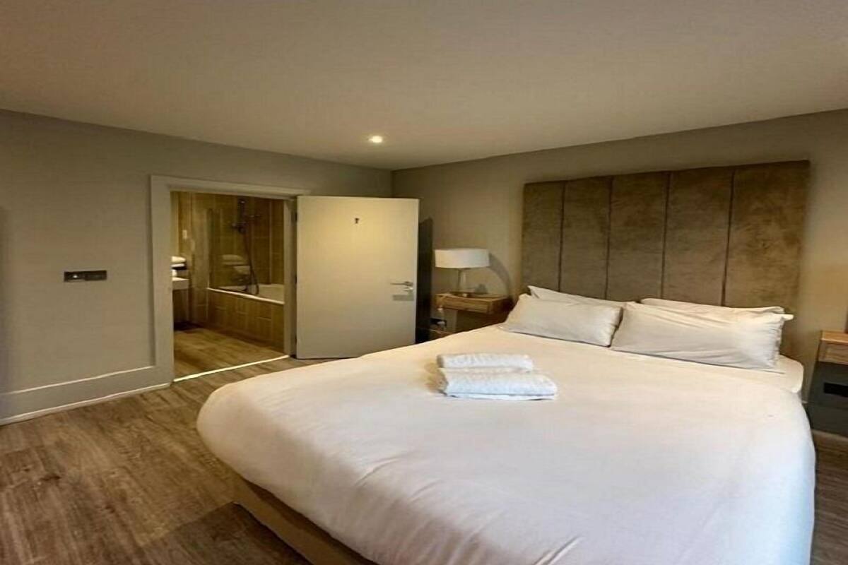City Apartment, 2 Bedrooms, Balcony, City View | Iron/ironing board, WiFi (free), bed sheets