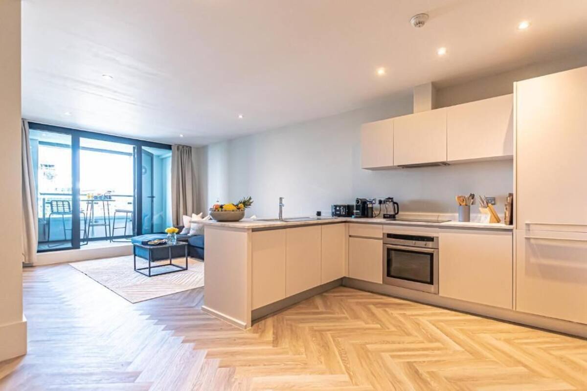 Private kitchen | Fridge, microwave, oven, stovetop