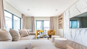 32-inch Smart TV with digital channels - NOVU Apartments Liverpool Waterfront (Liverpool)