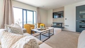 32-inch Smart TV with digital channels - NOVU Apartments Liverpool Waterfront (Liverpool)