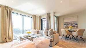 32-inch Smart TV with digital channels - NOVU Apartments Liverpool Waterfront (Liverpool)