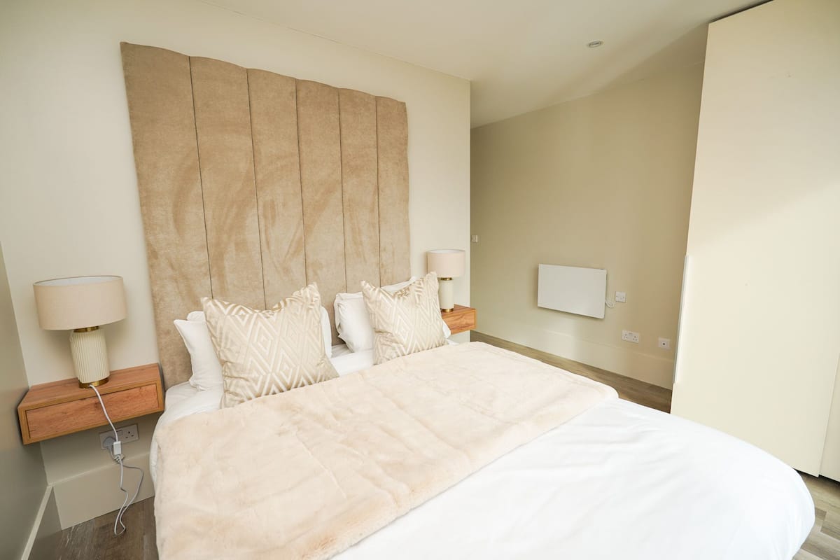 Iron/ironing board, WiFi (free), bed sheets