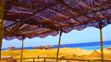 Spiaggia privata, lettini da mare, ombrelloni, teli da spiaggia