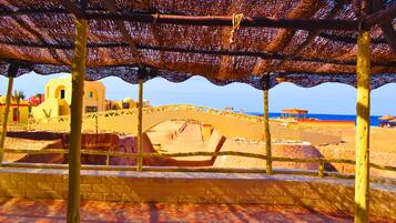 شاطئ خاص، كراسي للتشمس، مظلات الشاطئ، مناشف للشاطئ