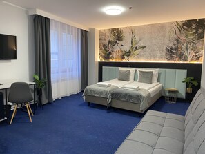 Deluxe Quadruple Room | Hypo-allergenic bedding, individually decorated, desk, laptop workspace - Cube House Aparthotel (Kraków)