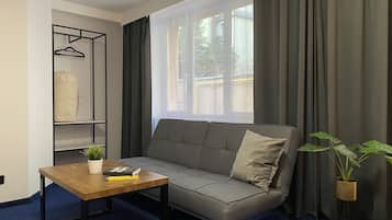 Habitación Deluxe | Ropa de cama hipoalergénica, decoración personalizada y escritorio