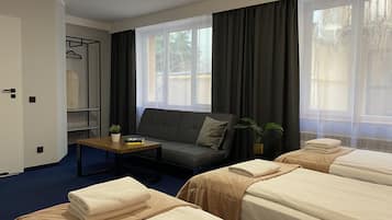 Habitación Deluxe | Ropa de cama hipoalergénica, decoración personalizada y escritorio