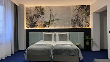 Habitación cuádruple Deluxe | Ropa de cama hipoalergénica, decoración personalizada y escritorio