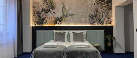 Habitación cuádruple Deluxe | Ropa de cama hipoalergénica, decoración individual, escritorio