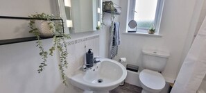 Apartamento Confort | Baño | Cabezal de ducha tipo lluvia y toallas
