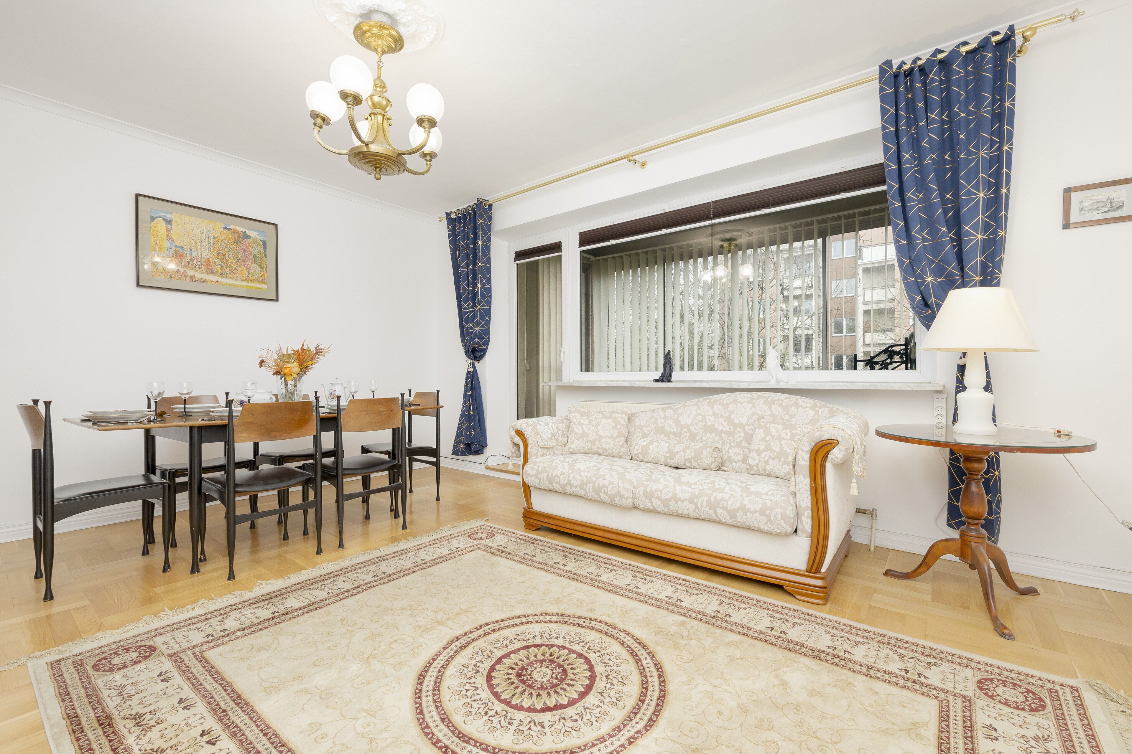 Căn hộ, 3 phòng ngủ, 2 phòng tắm | Phòng khách | Smart TV 55-inch có truyền hình cáp 