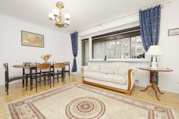 Apartment, 3 Bedrooms, 2 Bathrooms | Living room | 55-inch Smart TV with cable channels - Apartment With 3 Bedrooms by Renters (Warsaw)