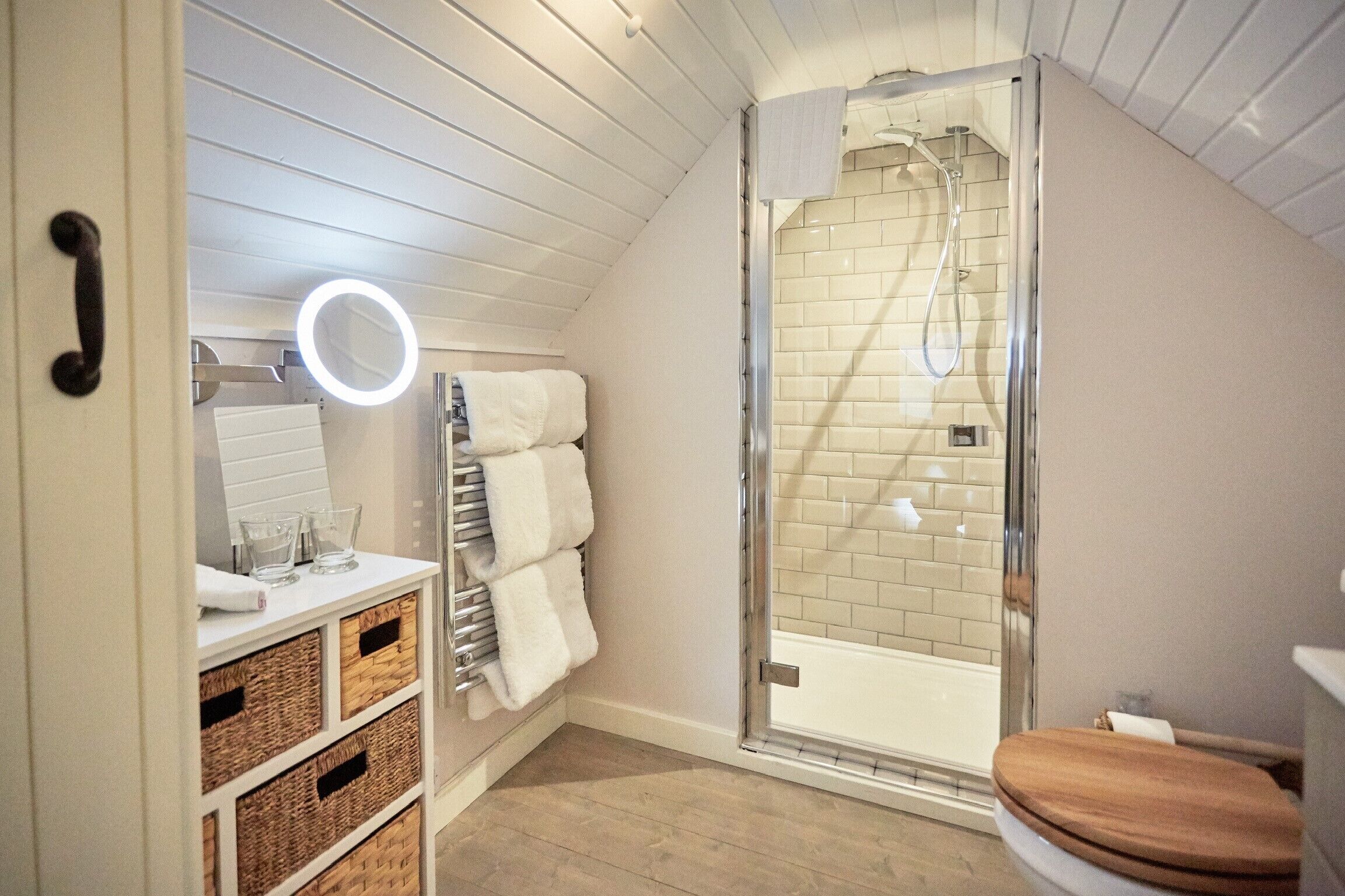 Gratis toiletartikelen, een haardroger, badjassen, handdoeken