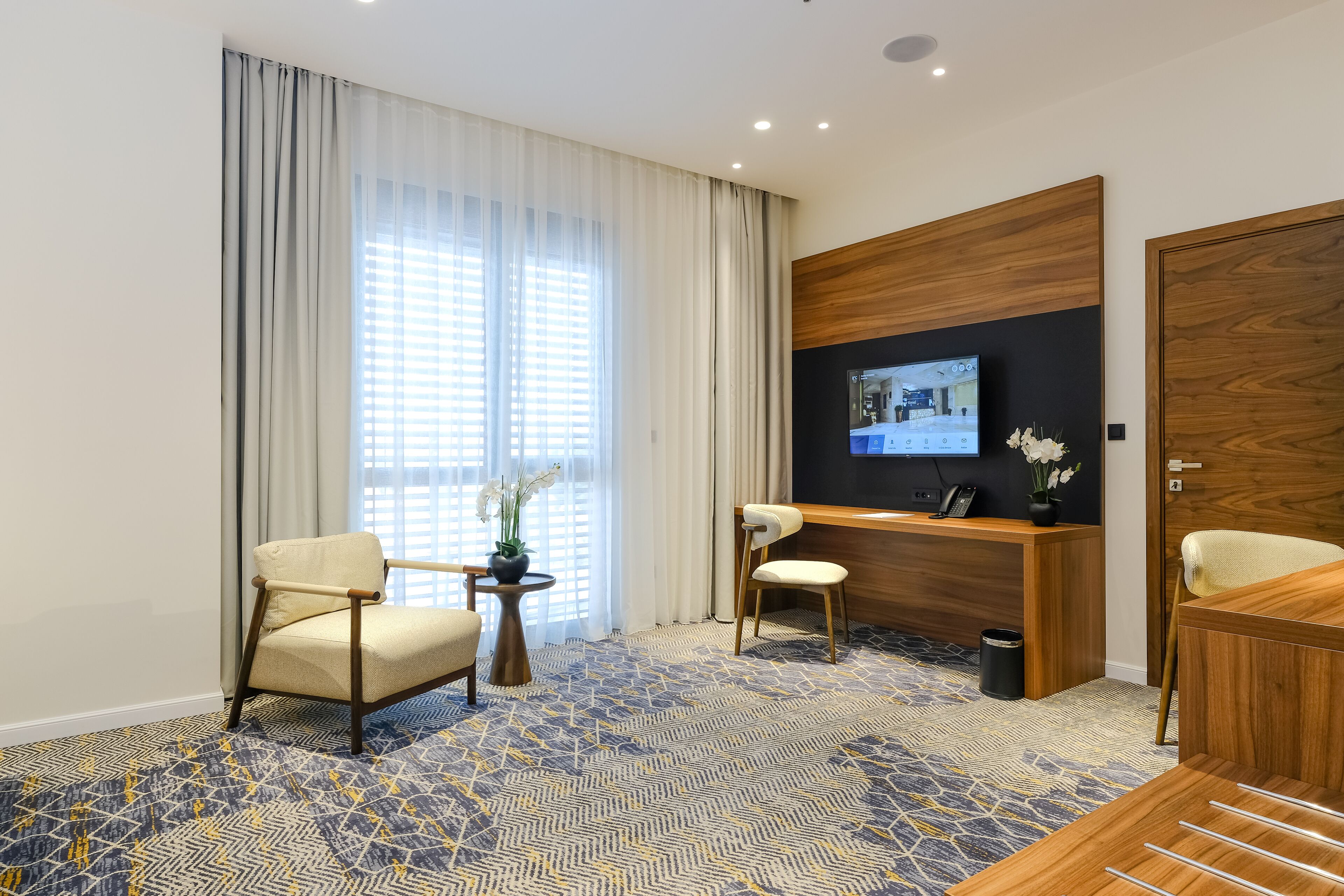 Superior-Zimmer | Zimmersafe, Schreibtisch, laptopgeeigneter Arbeitsplatz