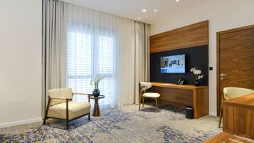 Superior-Zimmer | Zimmersafe, Schreibtisch, laptopgeeigneter Arbeitsplatz