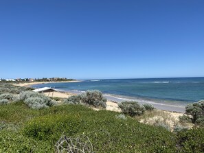 Chaises longues, serviettes de plage