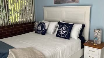 1 habitación, tabla de planchar con plancha y ropa de cama