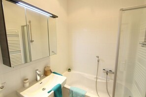 Dusche, Haartrockner, Handtücher, Seife