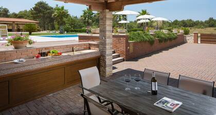 Malibu Grand Royale - Luxury Group Villa with Pool