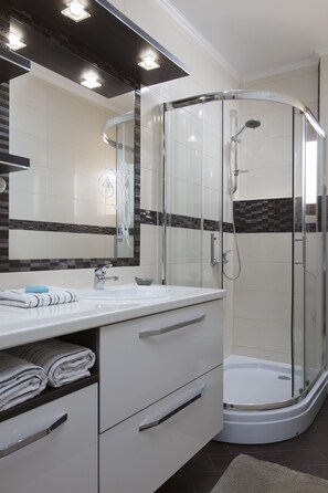 Shower, hair dryer, towels, soap - Malibu Grand Royale - Luxury Group Villa with Pool (Vir)