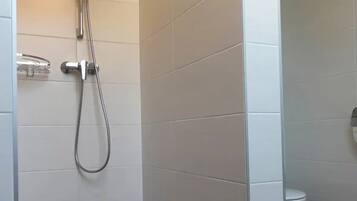 Secador de pelo, toallas, jabón y champú