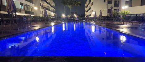 Una piscina al aire libre, una piscina climatizada