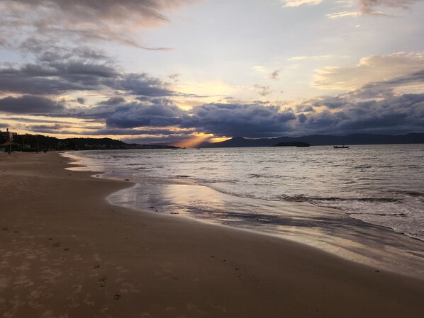 Beach - Florianopolis. Hermoso Departamento a Metros del mar (Canasvieiras Florianópolis)