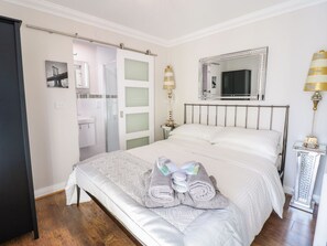 2 kamar tidur dan didekorasi berbeda-beda